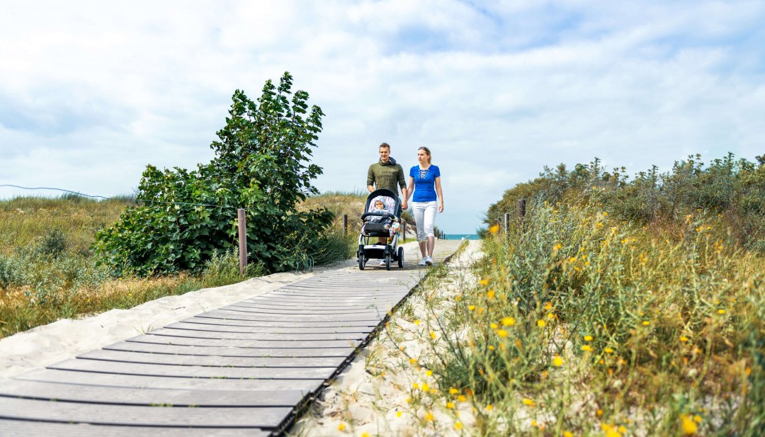 Gezinnen met kleine kinderen profiteren ook van de verharde toegang tot het strand., © TMV/Tiemann