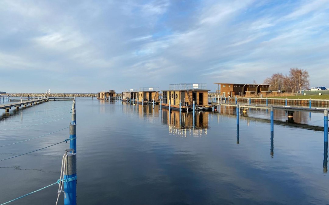 View of the houseboats in the harbor, © FjordLink