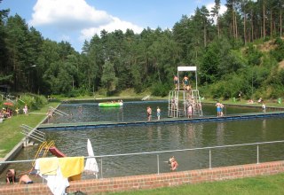 Het Alt Jabel bosbad ligt aan de weg tussen Alt Jabel en Tewswoos., © Zebef e.V.