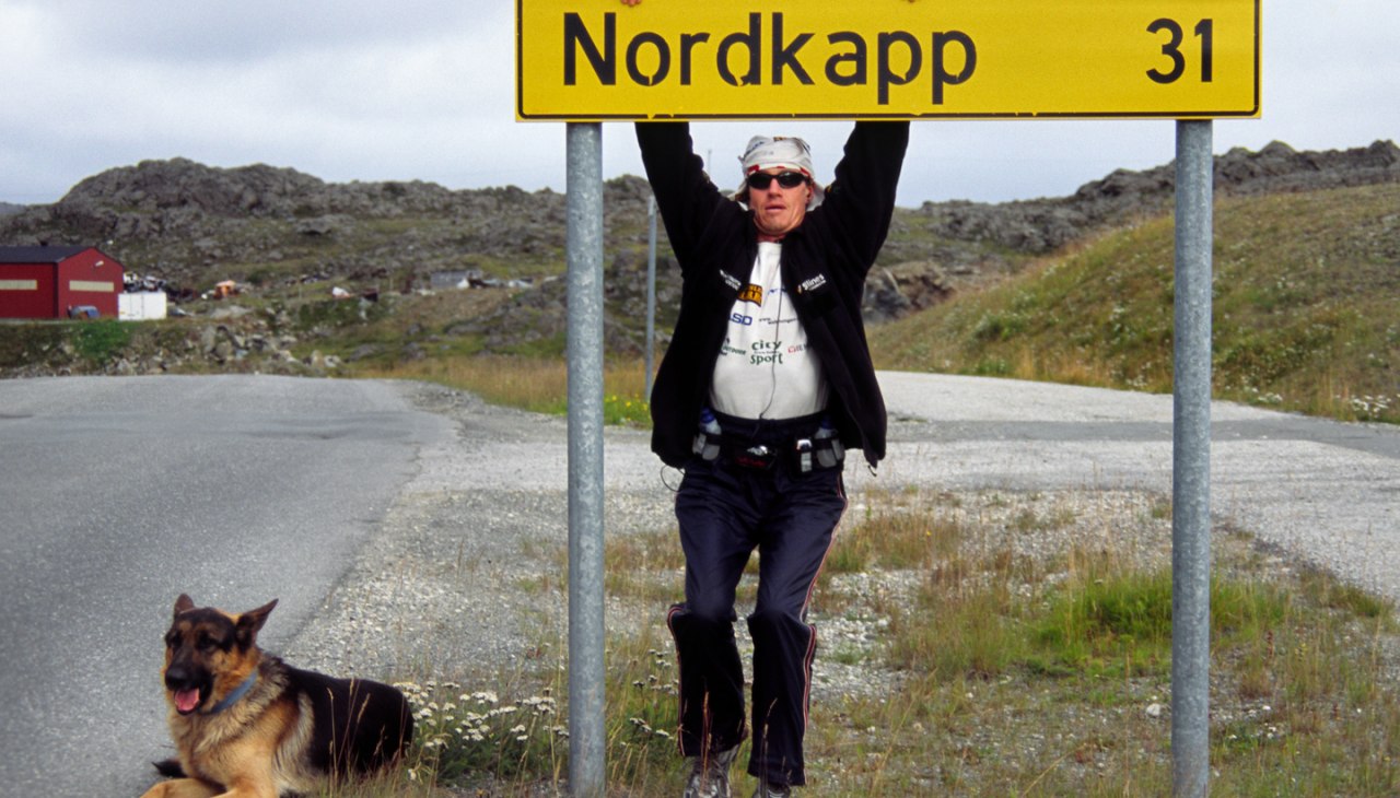 Ronald Prokein ze swoim psem pasterskim przy znaku "Nordkapp", © Ronald Prokein