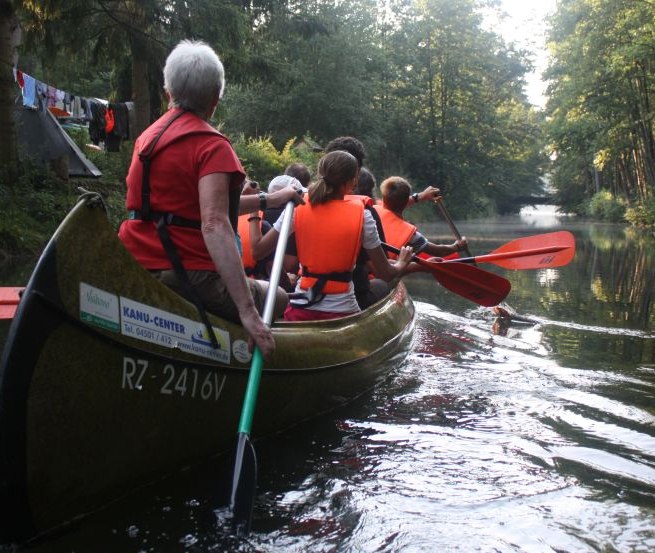 Im Großcanadier auf dem Schaalseekanal // © Schaalsee-Camp/Schydelko Im Großcanadier auf dem Schaalseekanal // © Schaalsee-Camp/Schydelko