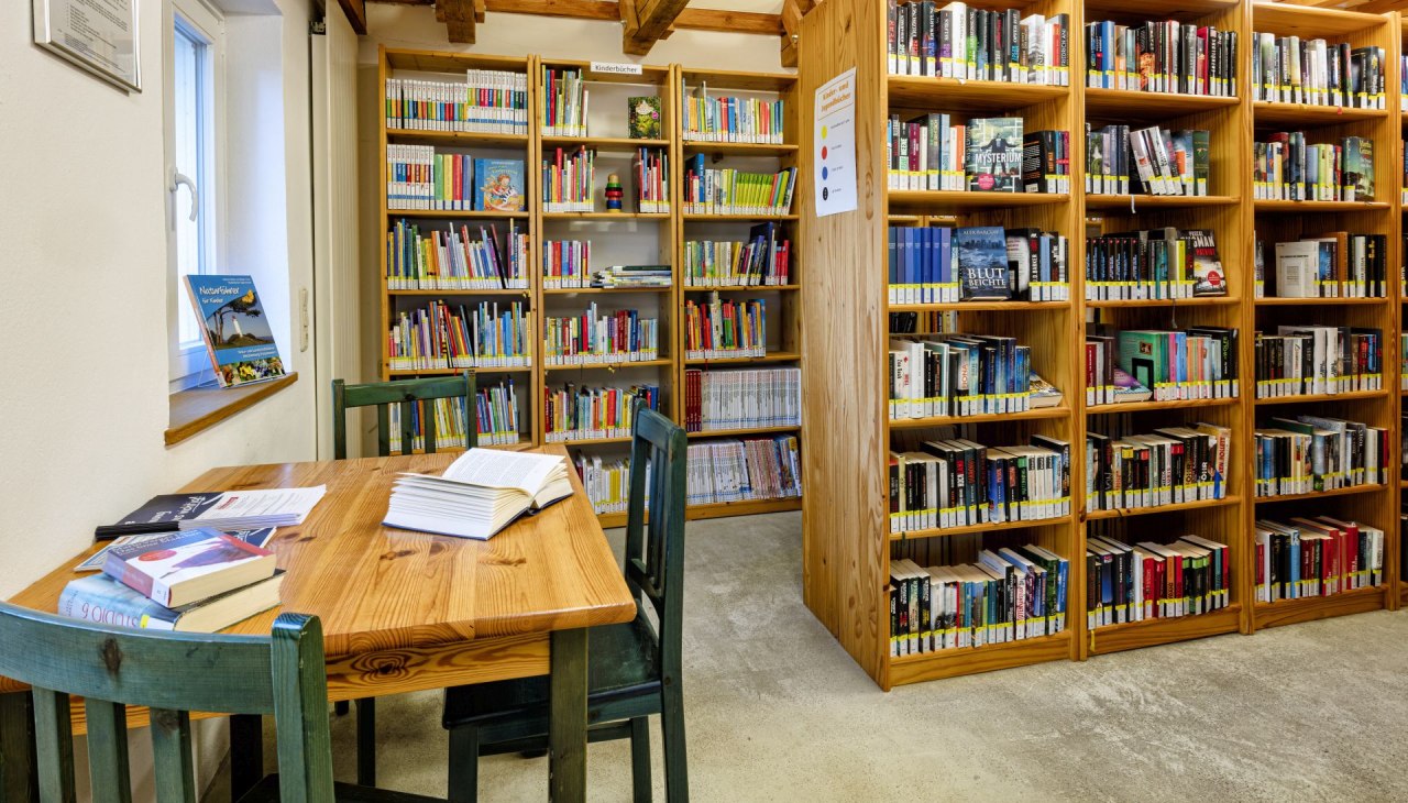 Biblioteka Käthe Miethe, © © Kurverwaltung Ahrenshoop · Foto Voigt & Kranz UG Biblioteka Käthe Miethe, © © Kurverwaltung Ahrenshoop · Foto Voigt & Kranz UG