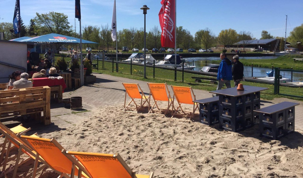 Ronnys-Gastst&auml;tte Anglerheim in de haven van Damgarten // &copy; Ronnys Anglerheim