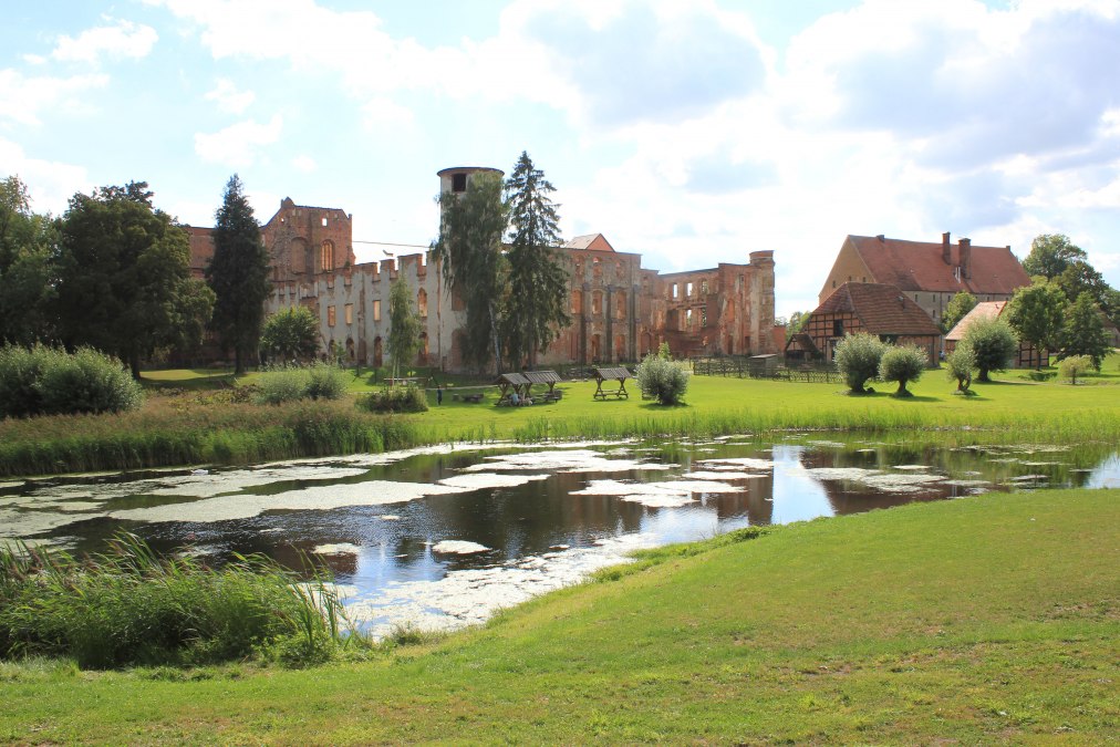 Staw Poggenteich na terenie klasztoru i zamku, © Stadt Dargun