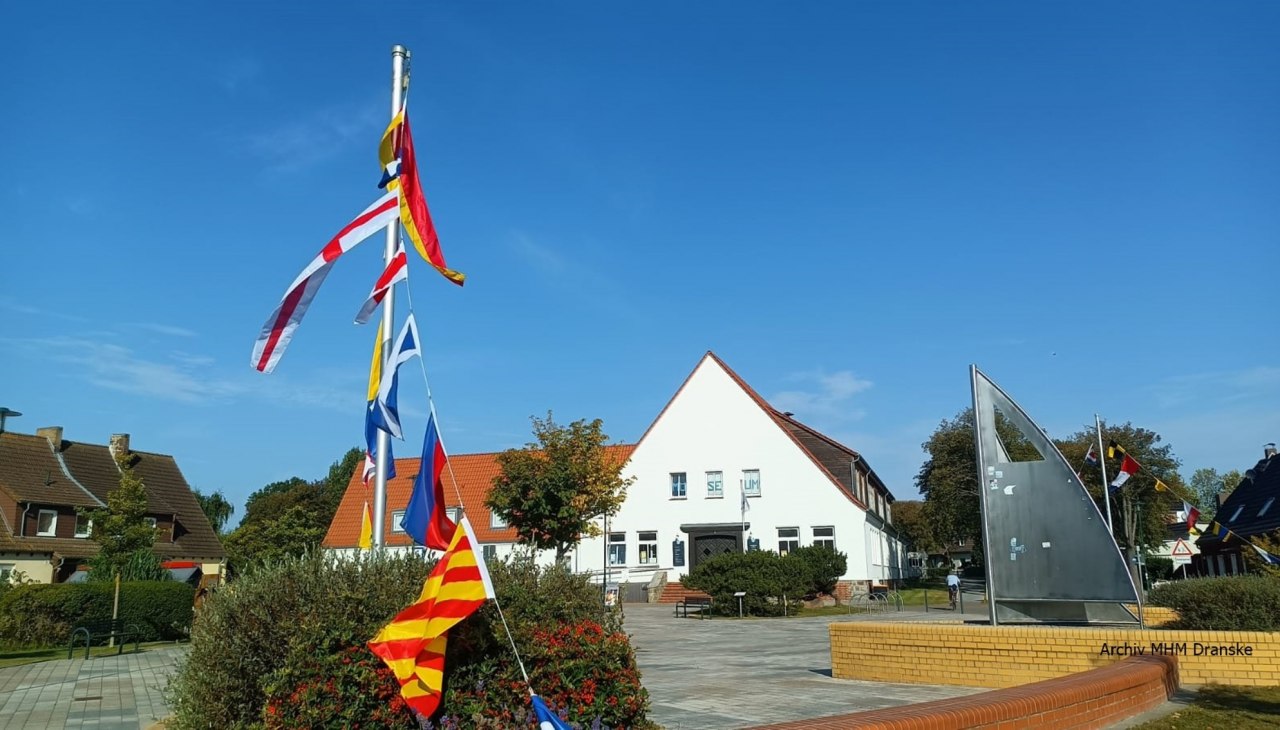 Voorplein en oude school, © Archiv MHM Dranske