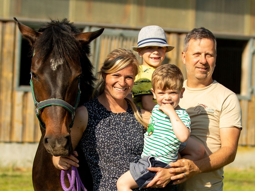 Wij zijn de familie S&uuml;&szlig; en met de Reiterhof Boltenhagen vervullen we onze levenslange droom. De kustplaats aan de Oostzee Boltenhagen heeft ons betoverd met zijn flair en natuurlijke schoonheid en we willen dit enthousiasme delen met onze klanten. // &copy; Fotografie Ulrike Pawandenat