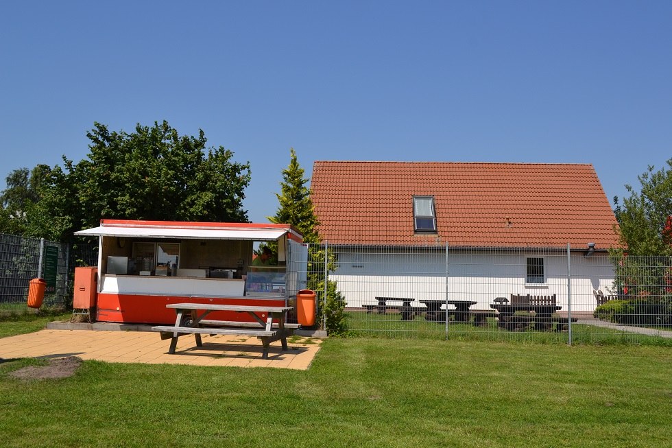 Snack car and roadhouse Buchholz in the background // &copy; Lutz Werner