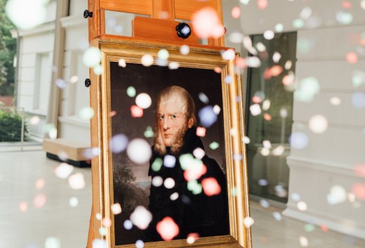 Confetti vliegt voor het schilderij van Caspar David Friedrich - 250 jaar // 250 jaar Caspar David Friedrich - een reden voor Greifswald om dit jubileum met veel evenementen te vieren. // © MV-T/Gross Confetti vliegt voor het schilderij van Caspar David Friedrich - 250 jaar