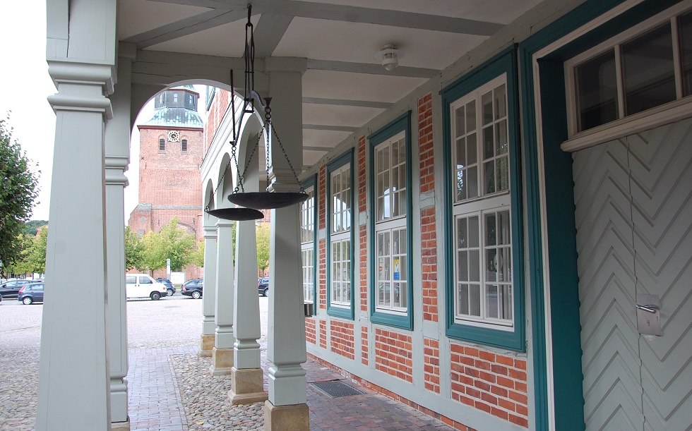 De stadsschubben bij de ingang doen denken aan de marktdrukte van vroeger., © Gabriele Skorupski