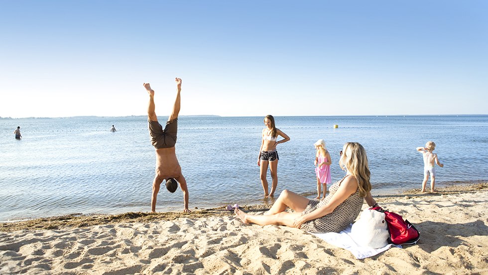 Het fijne zandstrand bij het vakantiepark Müritz loopt langzaam af - perfect voor zwemplezier., © Ferienpark Mirow GmbH