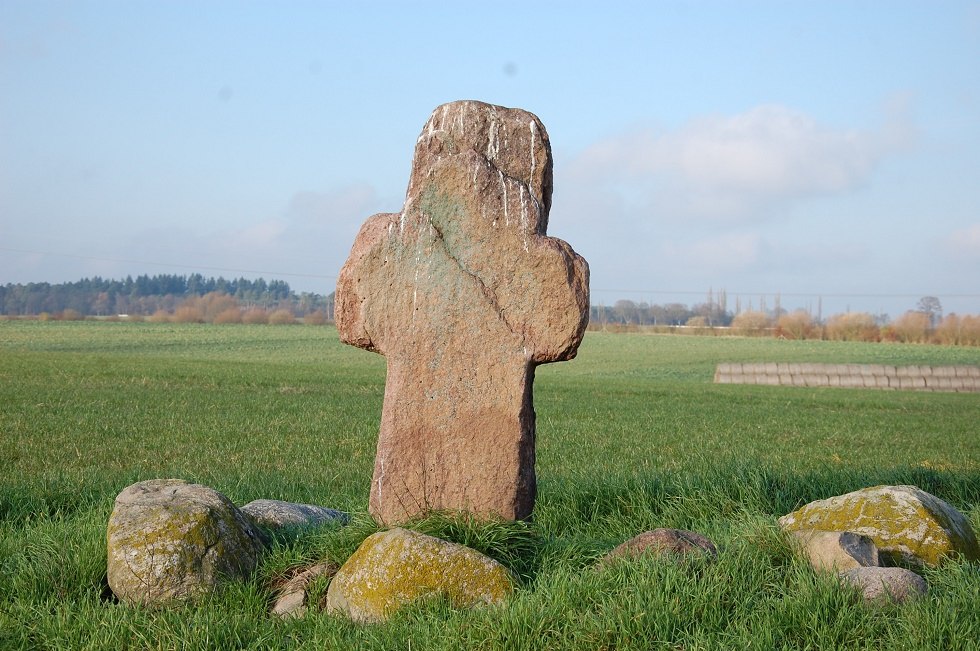In the middle of the field between Dersenow and Dammereez stands the shepherd's stone. // © Gabriele Skorupski In the middle of the field between Dersenow and Dammereez stands the shepherd's stone. // © Gabriele Skorupski