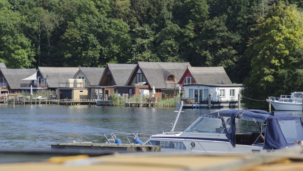 Łodzie kryte strzechą nad jeziorem Schwerin // &copy; MV-T/Nikulski