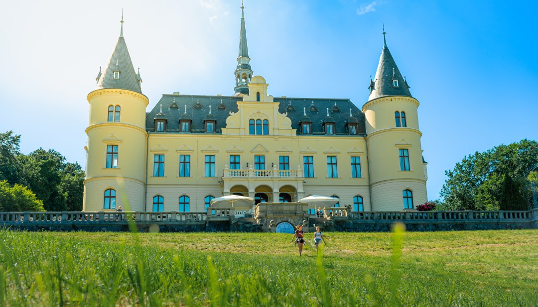Hotel zamkowy w sercu wyspy Rugia z 65 indywidualnymi pokojami, restauracją z tarasem, barem i strefą wellness z sauną i krytym basenem. Wyjątkowa architektura w połączeniu z wykwintną kuchnią i doskonałą obsługą., © TMV/Tiemann Hotel zamkowy w sercu wyspy Rugia z 65 indywidualnymi pokojami, restauracją z tarasem, barem i strefą wellness z sauną i krytym basenem. Wyjątkowa architektura w połączeniu z wykwintną kuchnią i doskonałą obsługą., © TMV/Tiemann