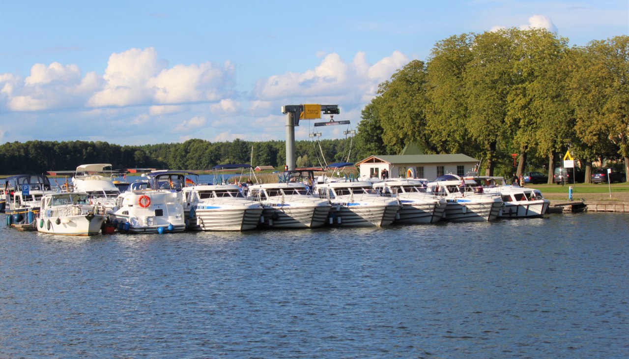 Wynajem łodzi i czarter jachtów Halbeck w Rheinsberg, © Reederei Halbeck