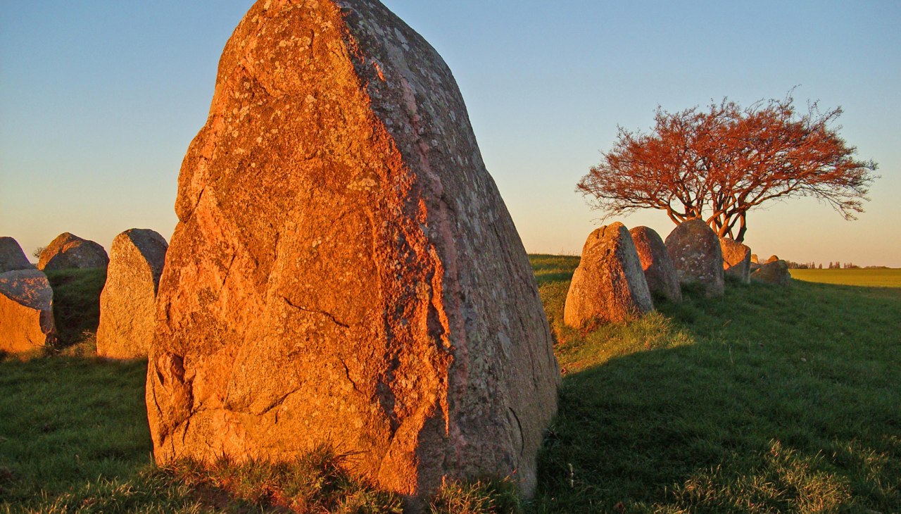 Imponujący megalityczny grobowiec nad morzem, © Archäo Tour Rügen