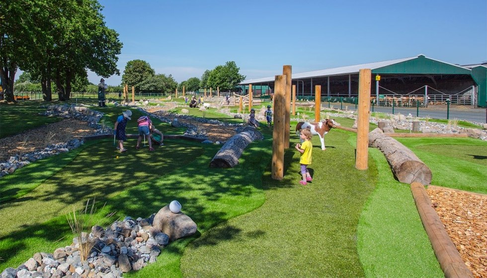 18-dołkowe pole do minigolfa z naturalnymi przeszkodami zapewnia rodzinną zabawę // © Sven Lingott / Gut Darß 18-dołkowe pole do minigolfa z naturalnymi przeszkodami zapewnia rodzinną zabawę // © Sven Lingott / Gut Darß