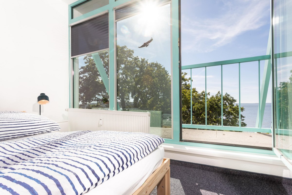 Lichte slaapkamer met uitzicht op de Bodden, perfect om te ontspannen na een productieve dag op het werk. // © Project Bay Lichte slaapkamer met uitzicht op de Bodden, perfect om te ontspannen na een productieve dag op het werk. // © Project Bay