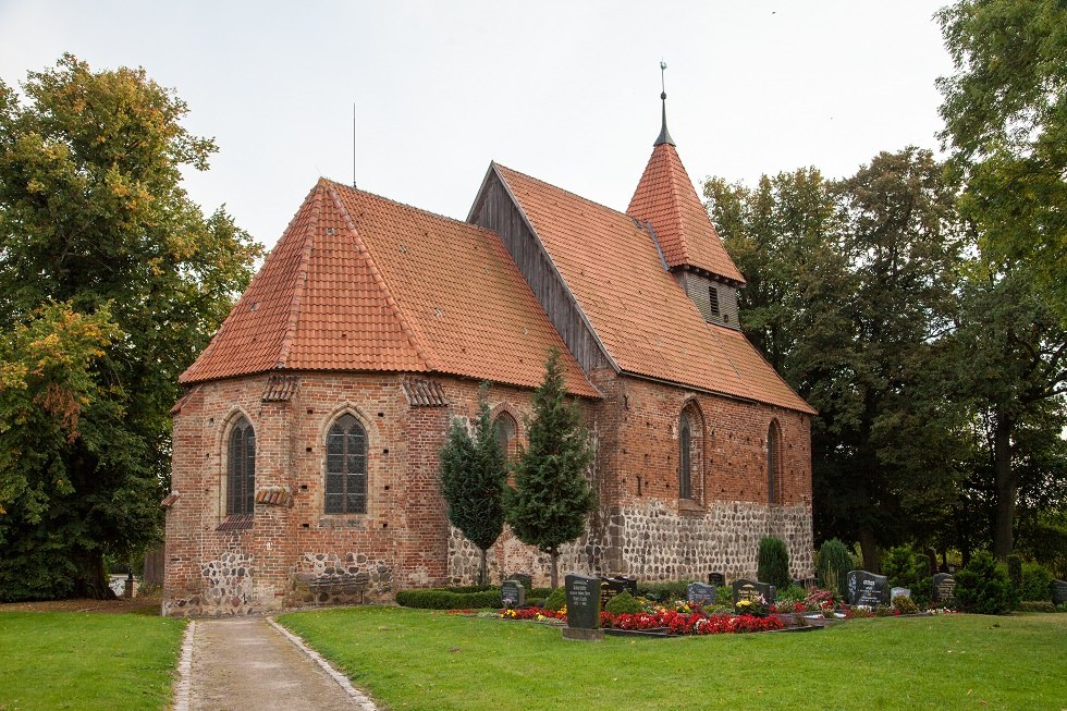 Gotycki kościół wiejski Hanstorf jest zabytkowym budynkiem sakralnym w Hanstorf. // © Frank Burger Gotycki kościół wiejski Hanstorf jest zabytkowym budynkiem sakralnym w Hanstorf. // © Frank Burger