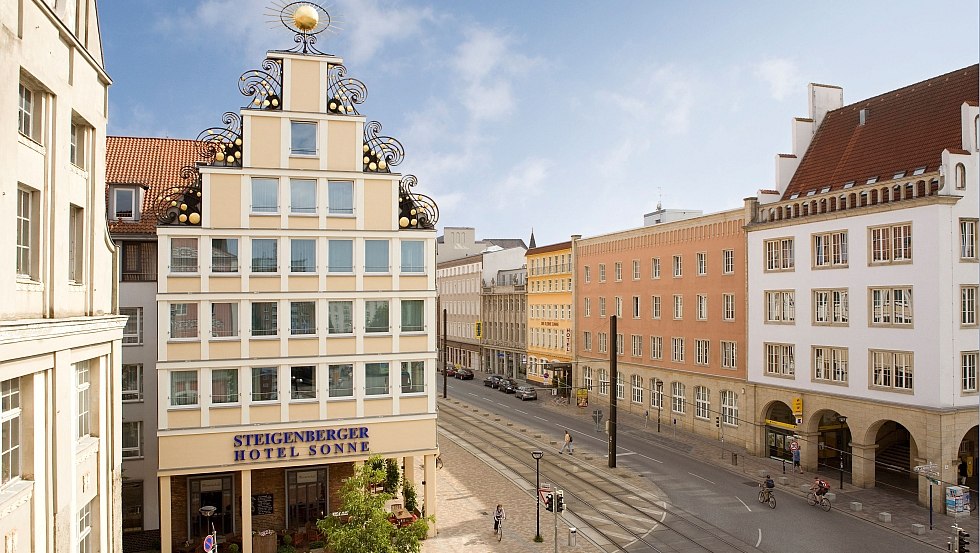 Op een uitstekende locatie in het centrum van de stad verwelkomt het Steigenberger Hotel Sonne gasten uit de hele wereld. // © Steigenberger Hotel Sonne Op een uitstekende locatie in het centrum van de stad verwelkomt het Steigenberger Hotel Sonne gasten uit de hele wereld. // © Steigenberger Hotel Sonne