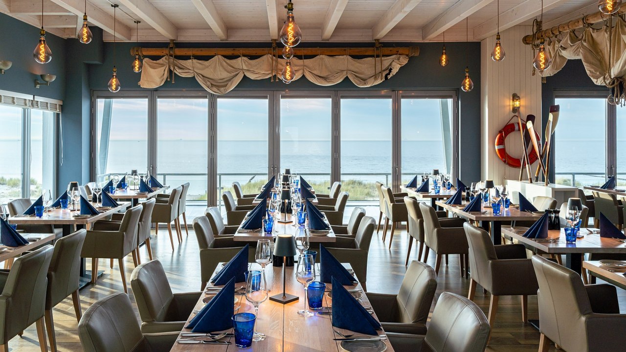 Widok wnętrza restauracji i baru na plaży "Blaue Boje", &copy; DOMUSimages