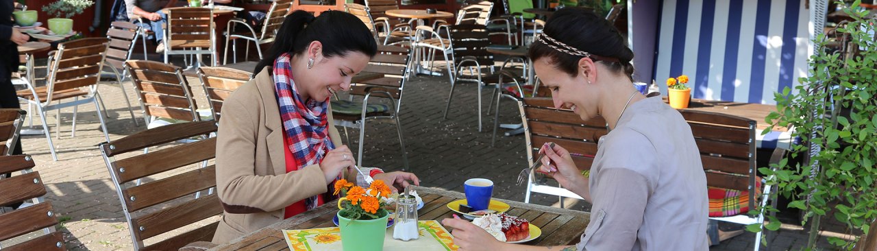 &copy; cafe pavillion