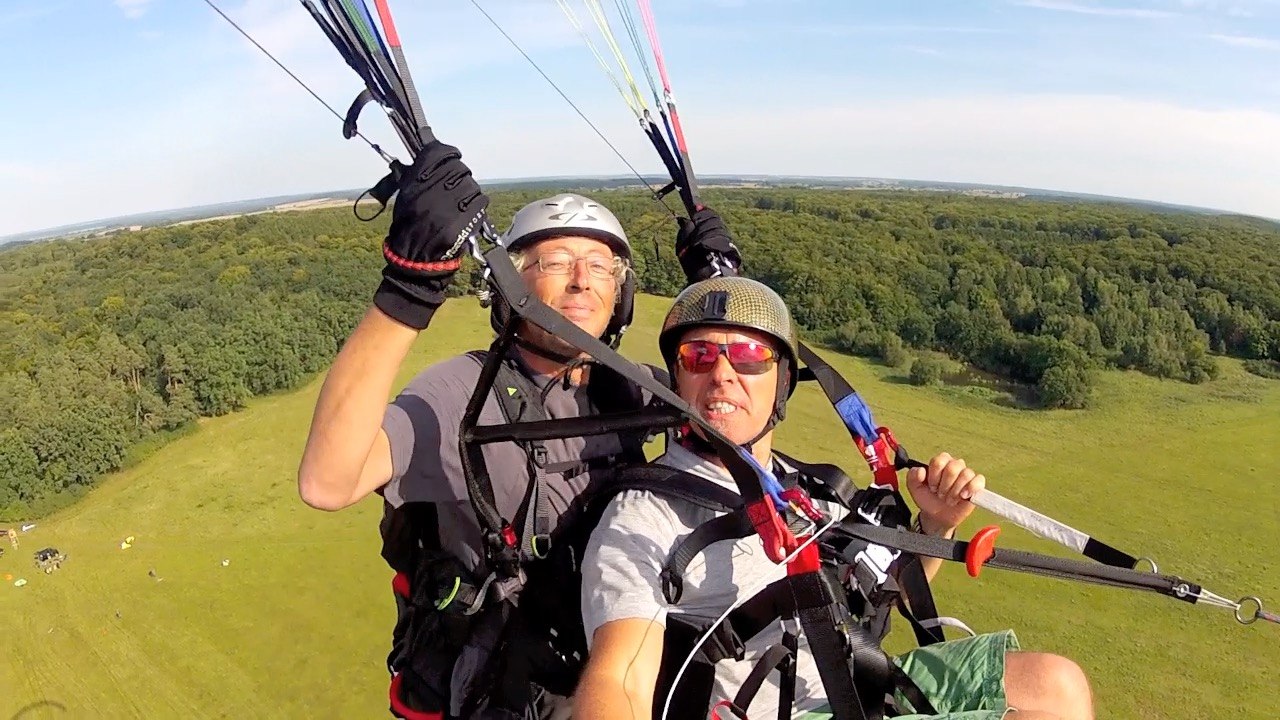 Tandem flight with a paraglider // © Norddeutsche Gleitschirmschule GmbH Tandem flight with a paraglider // © Norddeutsche Gleitschirmschule GmbH