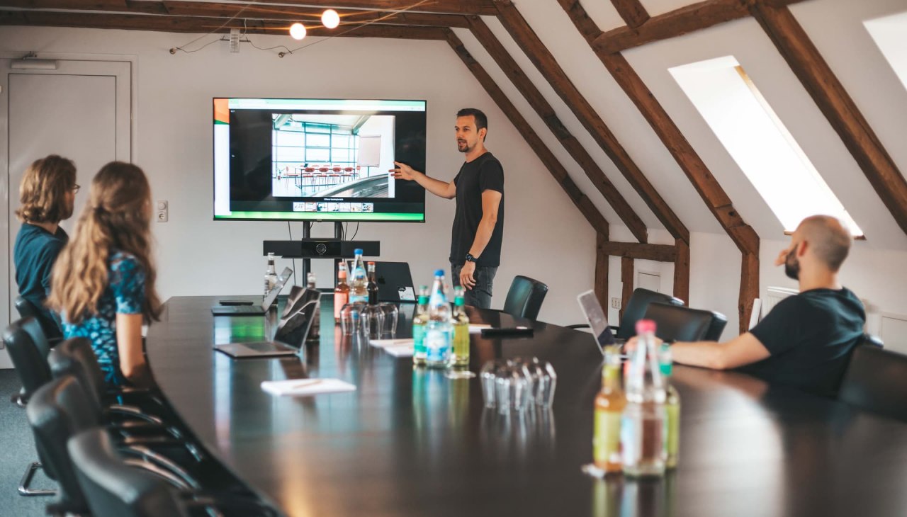 Sala konferencyjna z nowoczesną technologią prezentacji. Idealna na spotkania, warsztaty lub planowanie strategiczne., © Michelle Dynio