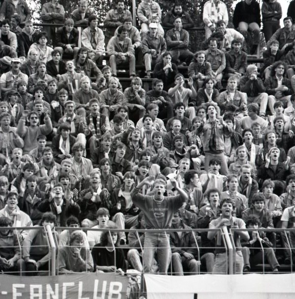 Voetbalfans in het stadion // © BARCH/ Stasi-Unterlagen-Archiv Voetbalfans in het stadion // © BARCH/ Stasi-Unterlagen-Archiv