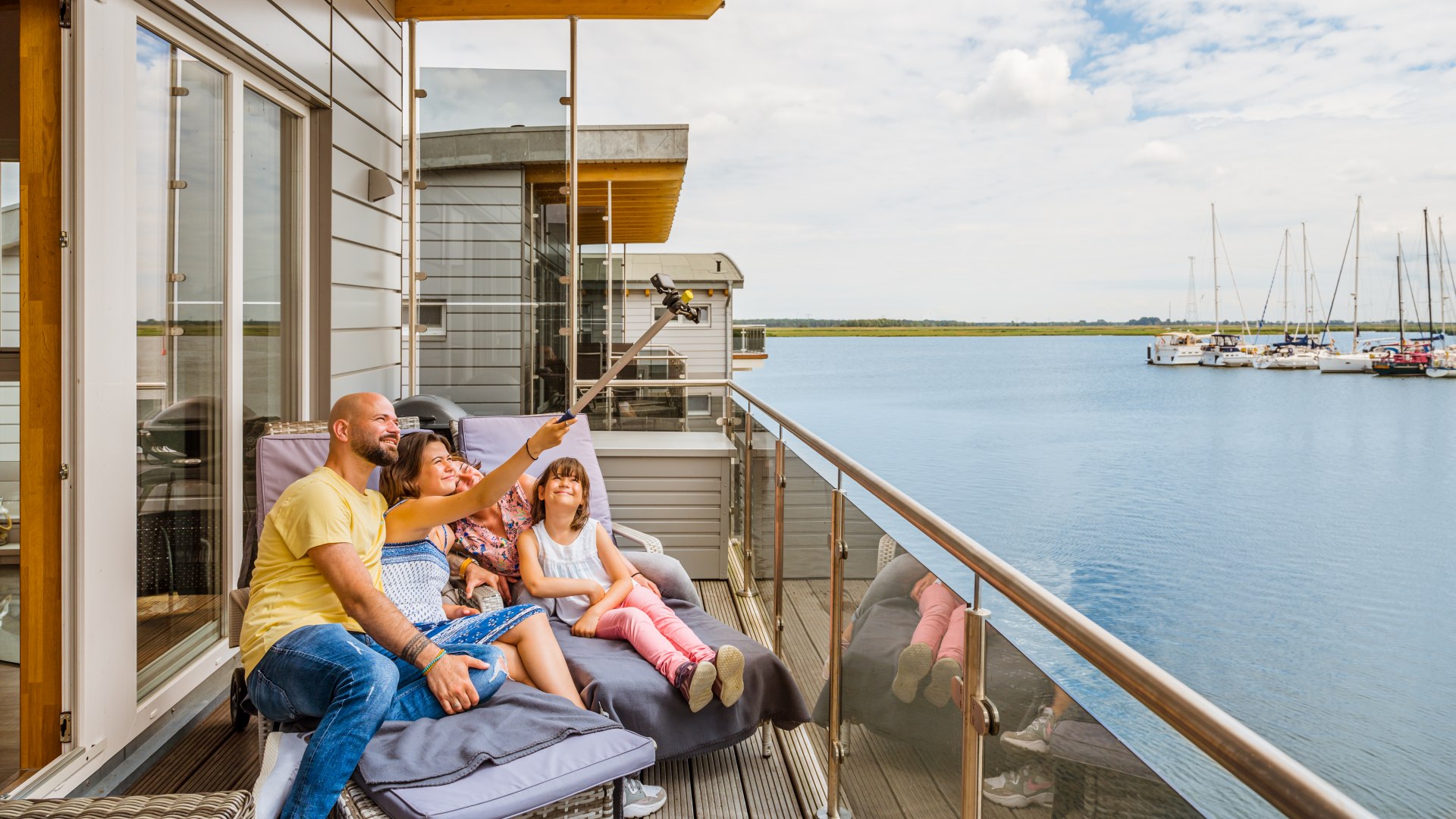 Eerst een selfie! De dag begint op het balkon van het drijvende vakantiehuis in het Baltic Sea Resort in Kröslin., © TMV/Tiemann