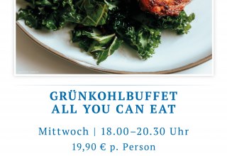 W&uuml;rziger Gr&uuml;nkohl mit Kassler, Wurst und Salzkartoffeln auf Teller, rustikal angerichtet. // &copy; spreepiraten&reg;