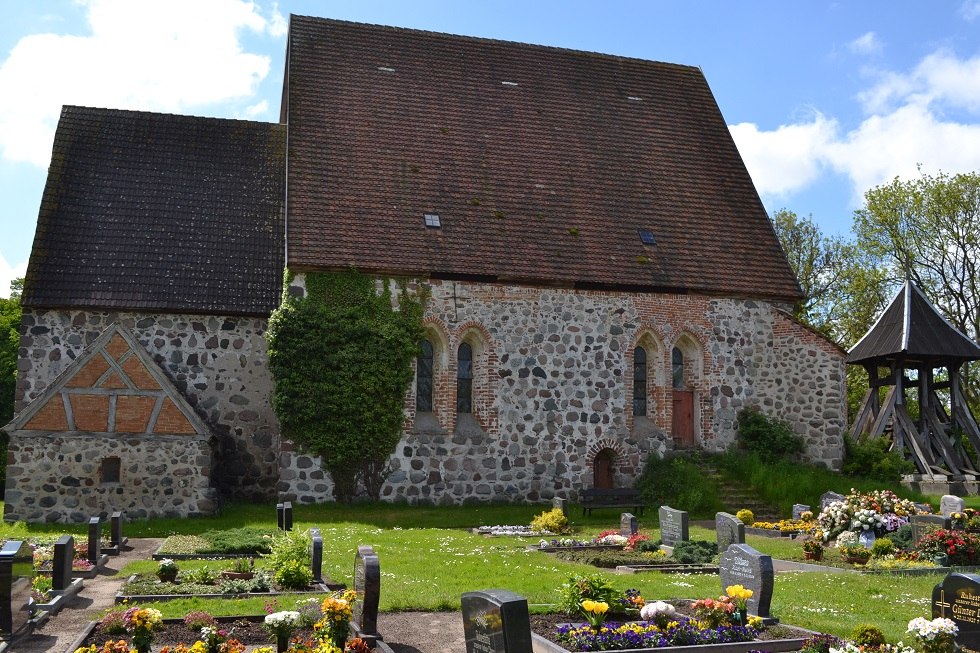 Church and parts of the cemetery // © Lutz Werner Church and parts of the cemetery // © Lutz Werner