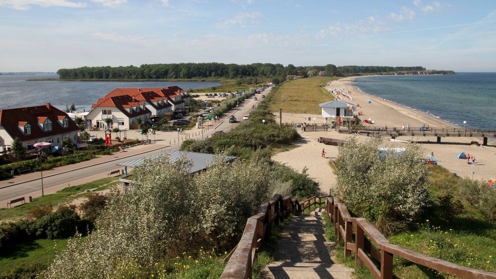 Uitzicht op het Salzhaff, het schiereiland Wustrow en de Oostzee vanaf de Schmiedeberg // © Kurverwaltung Ostseebad Rerik Uitzicht op het Salzhaff, het schiereiland Wustrow en de Oostzee vanaf de Schmiedeberg // © Kurverwaltung Ostseebad Rerik