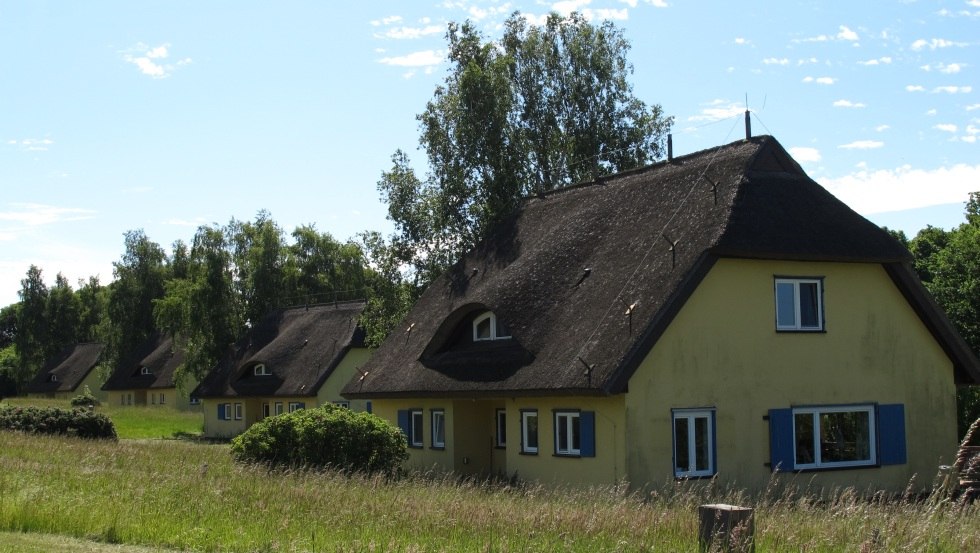 De huizen met rieten daken getuigen van het vroegere gebruik als vakantiehuis voor leden van de DDR-regering., © TMV