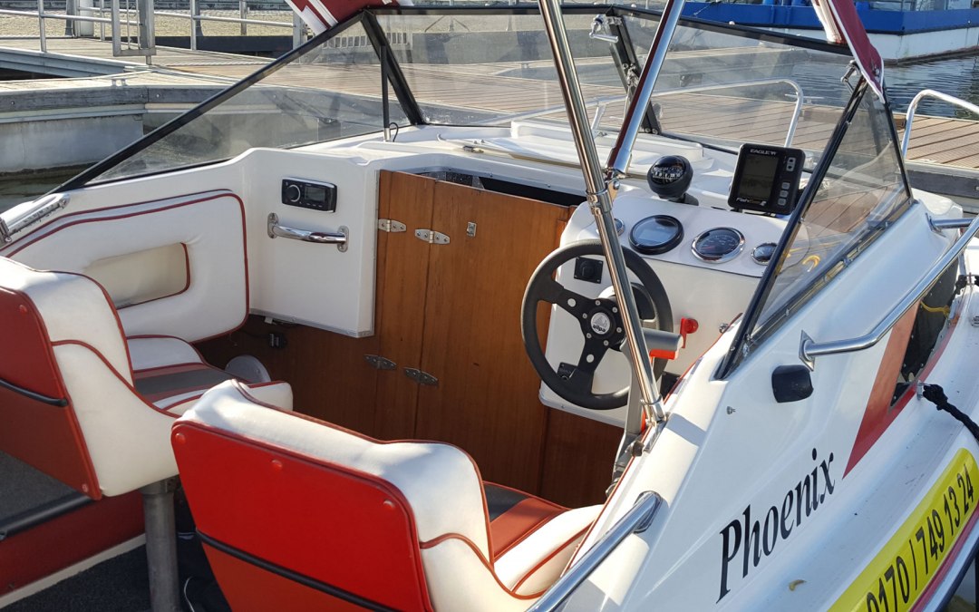 Interior view of the Phoenix motorboat, © Röbel-Boot