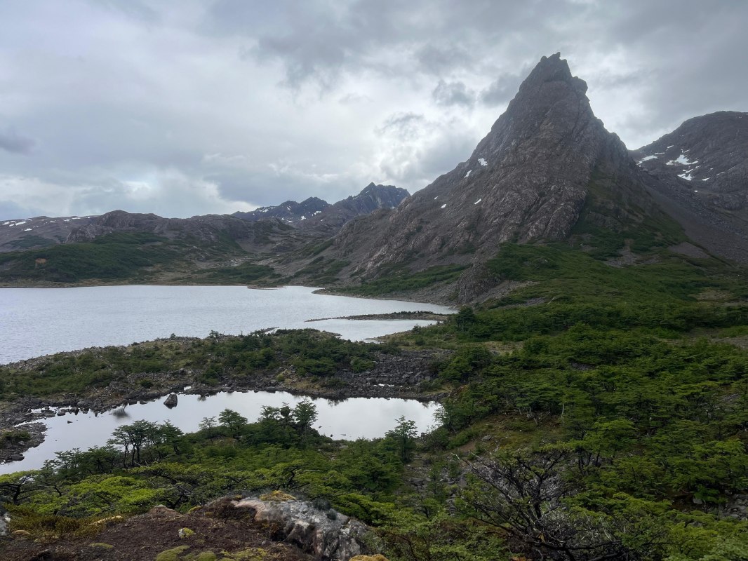 Barren mountains in front of a mountain lake and a cloudy sky // &copy; Barbara Stabenow