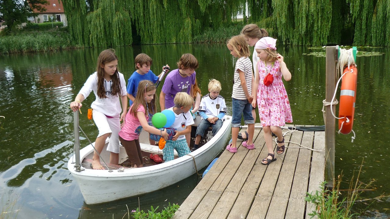 On a treasure hunt at the pond, © Gutshaus Gramkow On a treasure hunt at the pond, © Gutshaus Gramkow