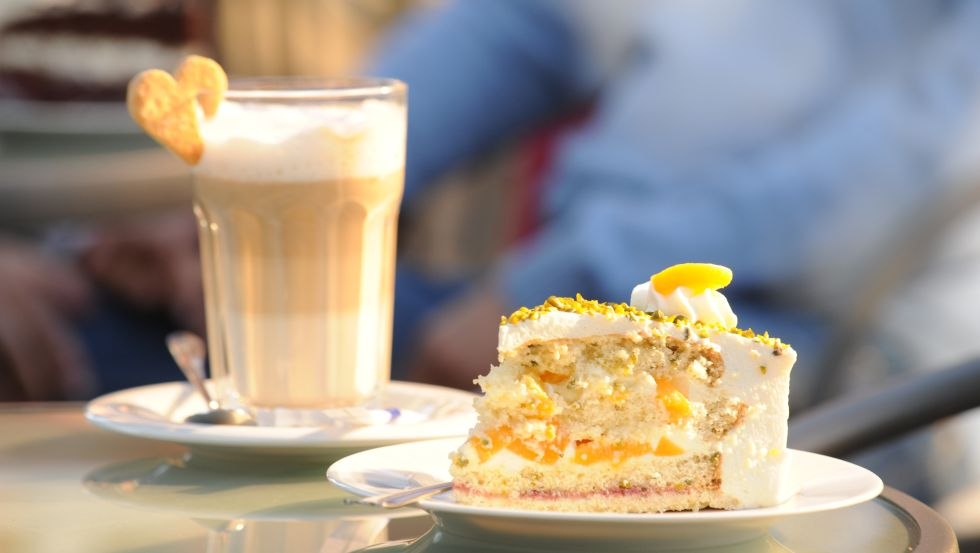 Latte macchiato and elderflower champagne cake // &copy; TMV/Foto@Andreas-Duerst.de