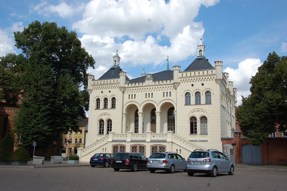 Ratusz w Wittenburgu bardziej przypomina bajkowy zamek niż centrum administracyjne., © Gabriele Skorupski