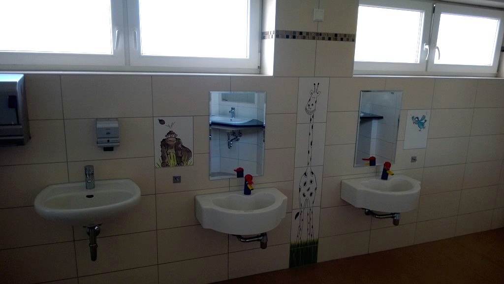 Sanitaire ruimte met kinderwastafels, &copy; Peenecamp