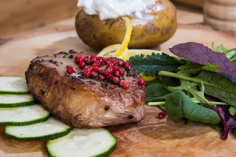 The meat of the manor kitchen comes of course from our own farm! // &copy; Sven Lingott / Gut Dar&szlig;