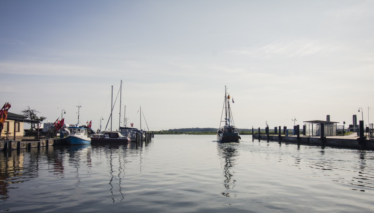 Nie ma tu dużych łodzi, ale jest kuter, który pływa z gośćmi., © tvv@philipp_schulz Nie ma tu dużych łodzi, ale jest kuter, który pływa z gośćmi., © tvv@philipp_schulz