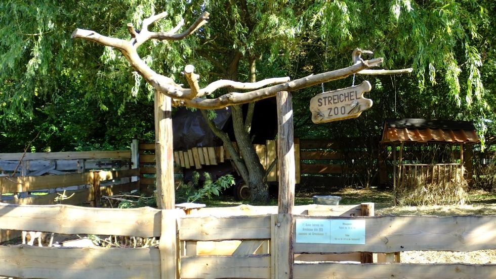 De kinderboerderij met geiten, konijnen en kippen, © B. Kiel