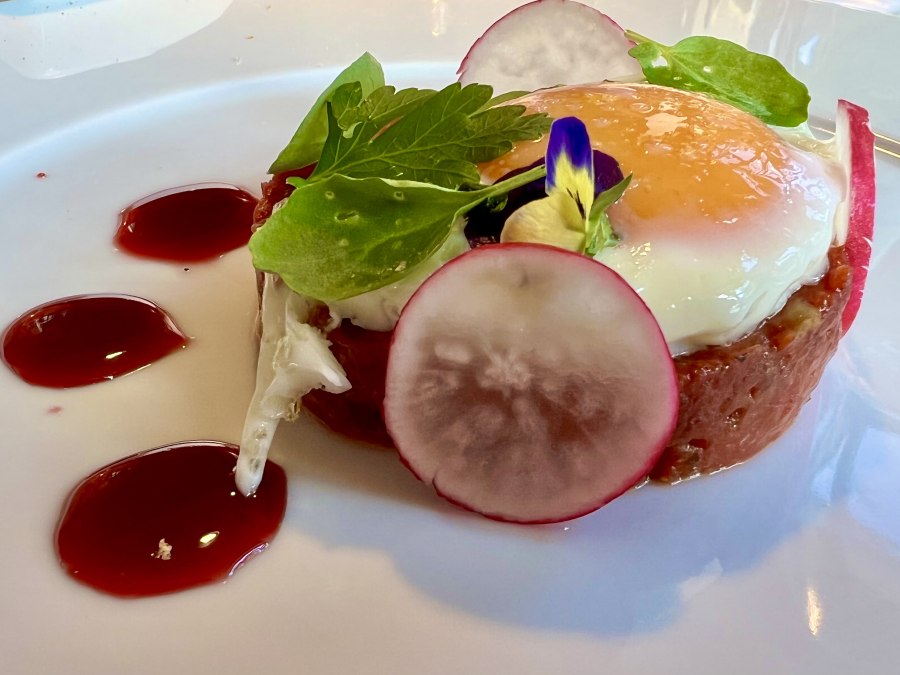 Tatar mit Ei, &copy; HofWirtschaft Fleesensee Resort & Spa