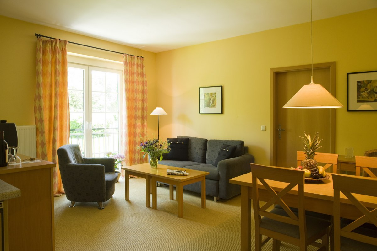 Woonruimte vakantieflat met uitzicht op de tuin // © FerienResidenz MüritzPark Woonruimte vakantieflat met uitzicht op de tuin // © FerienResidenz MüritzPark