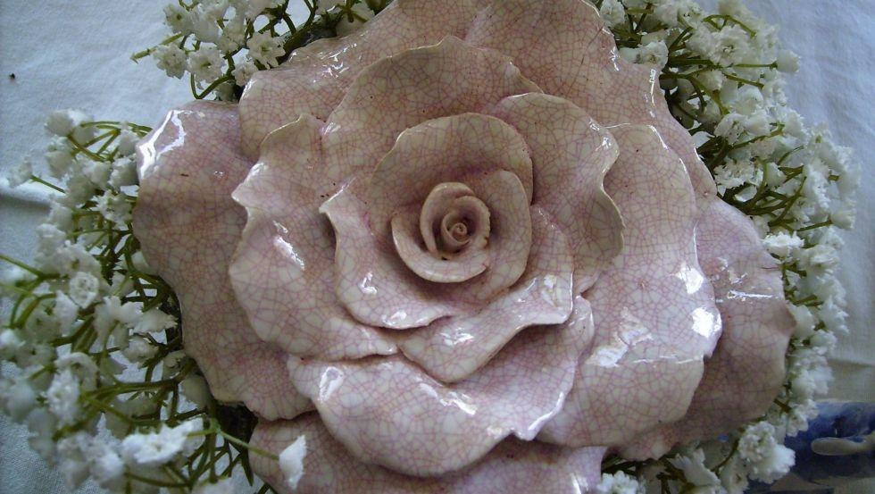 Glazed ceramic rose // &copy; Rosentau-Keramik/Rehfeld