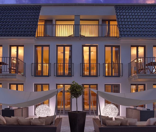Suite Hotel Binz Außenansicht // © Hotel Vier Jahreszeiten Binz GmbH Suite Hotel Binz Außenansicht // © Hotel Vier Jahreszeiten Binz GmbH