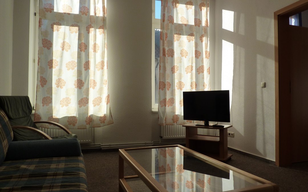 Woonkamer met flatscreen tv, © Galina Diran
