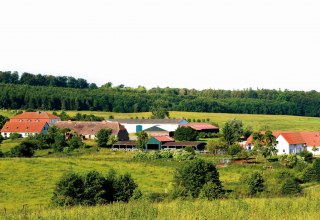 Das Gut und die Gourmet Manufaktur in Klepelshagen eingebettet in die Landschaft der Brohmer Berge // &copy; Gourmet Manufaktur Gut Klepelshagen
