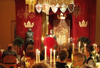 Culinary delights paired with wit and excellent service at the winter theater in the Parkhotel Klüschenberg // © Parkhotel Klüschenberg Culinary delights paired with wit and excellent service at the winter theater in the Parkhotel Klüschenberg // © Parkhotel Klüschenberg