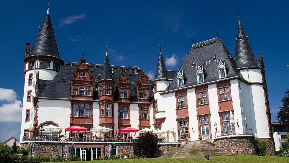 Schlosshotel & Orangerie Klink directly on the M&uuml;ritz // &copy; Schlosshotel & Orangerie Klink